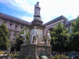 Da Vinci Statue auf der Piazza della Scala