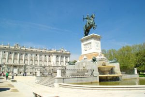 Die Plaza de Oriente mit dem Palacio Real im Hintergrund