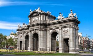 Seitenansicht der Puerta de Alcalá