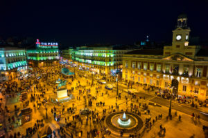 Die Puerta del Sol bei Nacht