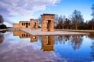 Wasserspiegelung im Tempel von Debod