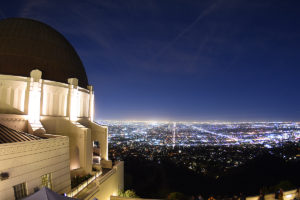 Blick vom Griffith-Observatorium auf LA bei Nacht