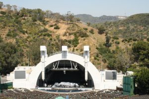 Die Hollywood Bowl mit dem Hollywood Sign im Hintergrund