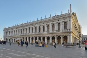 Die Hauptfassade der Biblioteca Nazionale Marciana