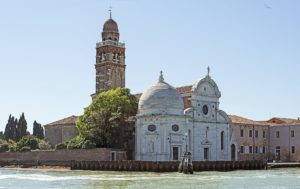 Seitenansicht von San Michele in Isola